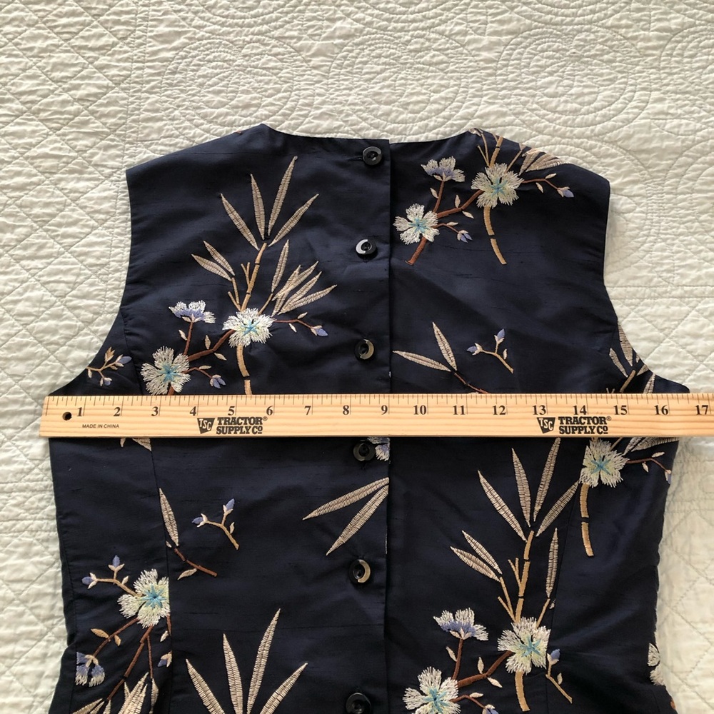 Silk embroidered sleeveless shell top. Size 2P. - Picture 6 of 7